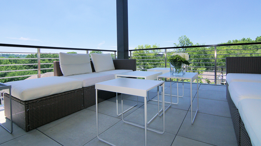 horizontal bar balcony railing