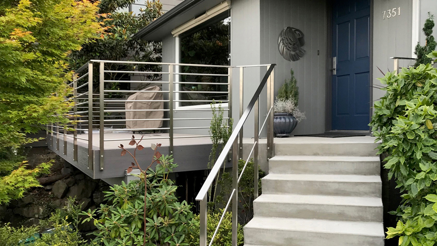 Horizontal bar railing system.